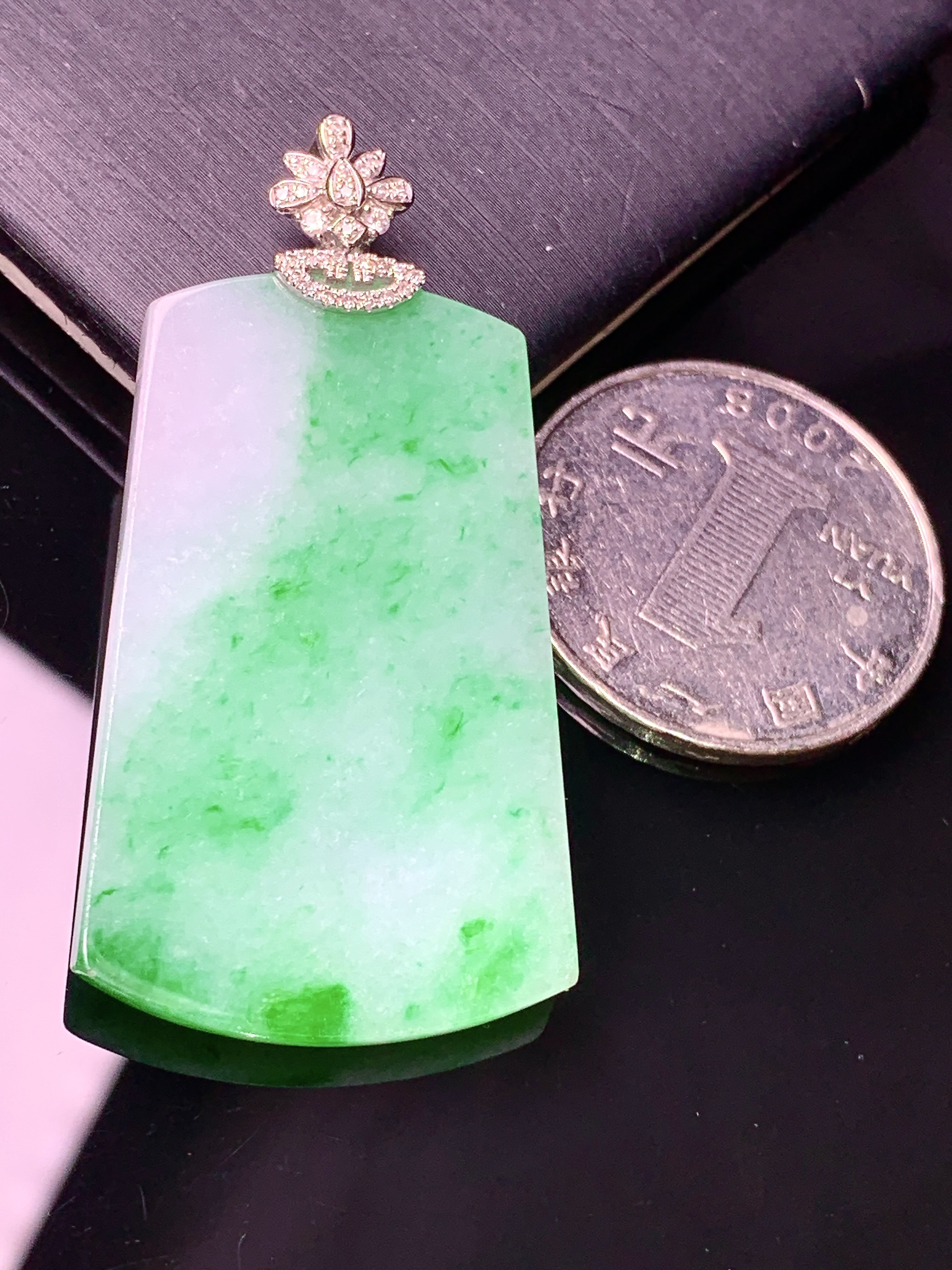 18k金钻镶嵌飘阳绿无事牌吊坠 玉质细腻 色泽艳丽清新 水润亮眼 整体尺寸47.5*24.5*3.7z1