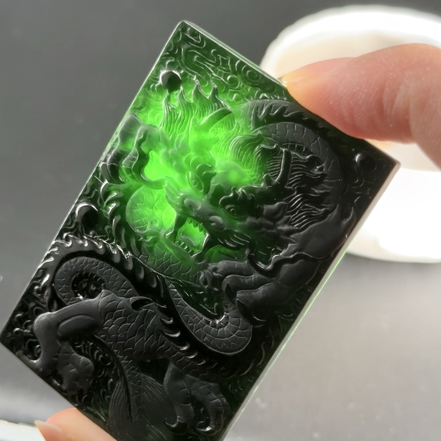 精品墨翠龙牌 种好色正 黑度极好 打灯通透 油性十足 尺寸61.5