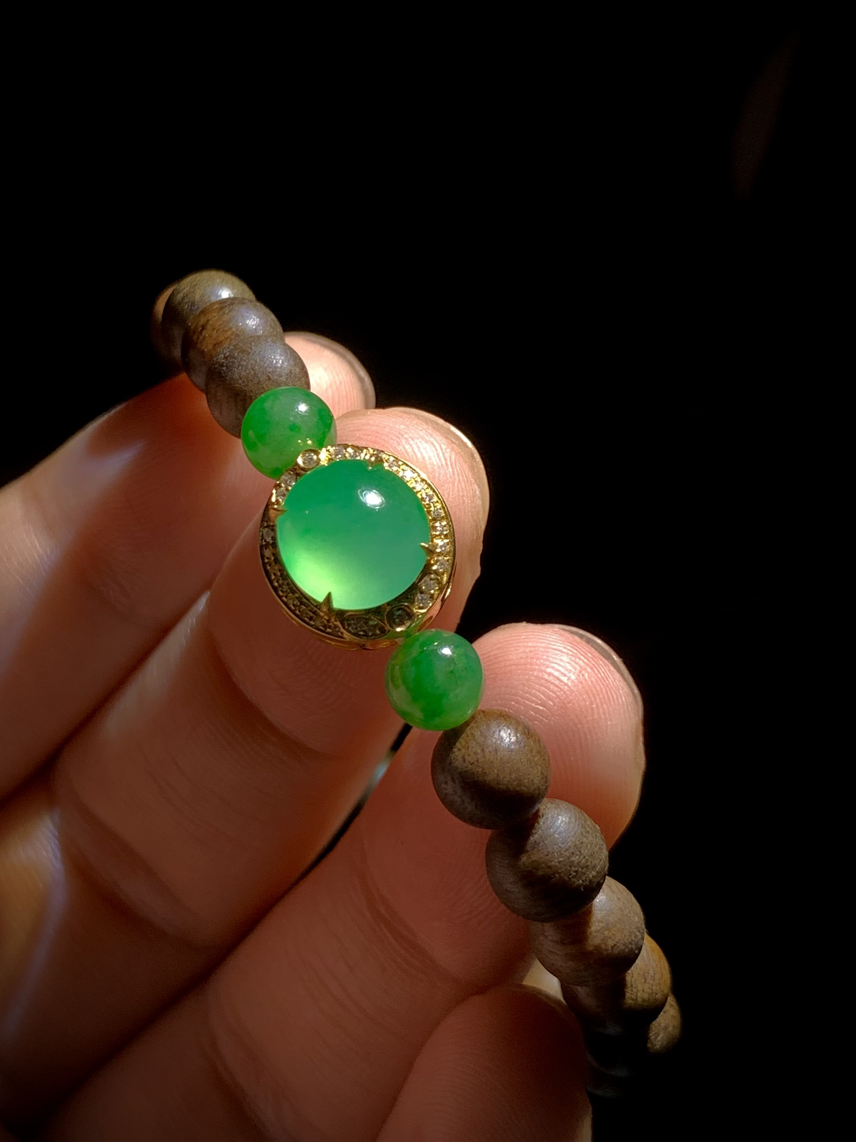 手链手串，翡翠绿蛋面裸石约9.2-8.6-4mm，
整体12.5-11.5-8.8mm，18K金，南非钻，
两粒翡翠绿珠，23粒沉香木珠7.2mm