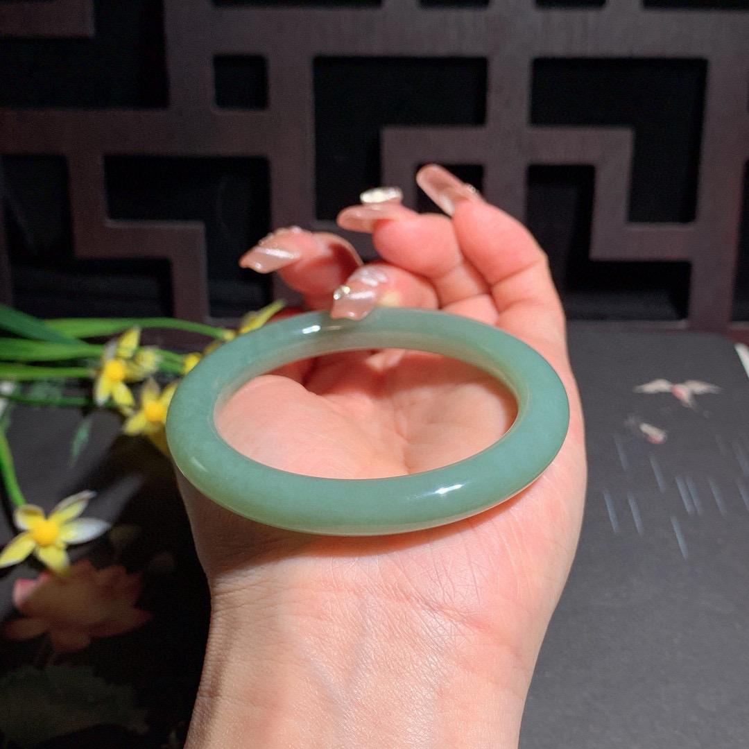 天蓝色，和田玉55圈口且末蓝圆条手镯！玉质细腻油润 底色纯净 无裂无杂 脂粉好，品质高。