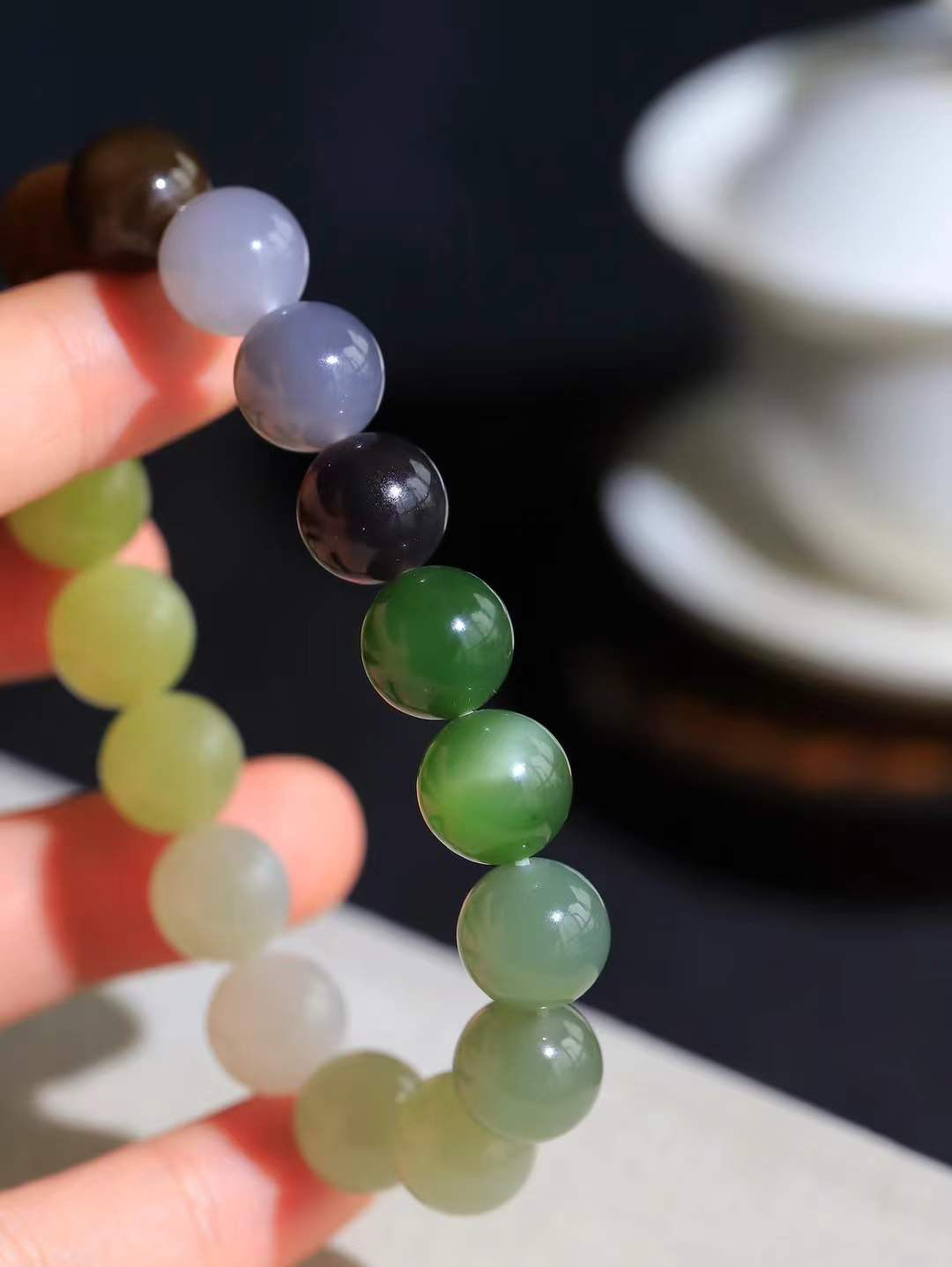 【多宝手串】

货头精选 和田玉多宝手串，每一颗玉石都凝聚自然的灵气与岁月的沉淀，寓意福禄寿喜，守护您的平安与幸福。佩戴它，感受千年玉文化的温润与优雅。重46.2克  尺寸取一12mm  78402054L