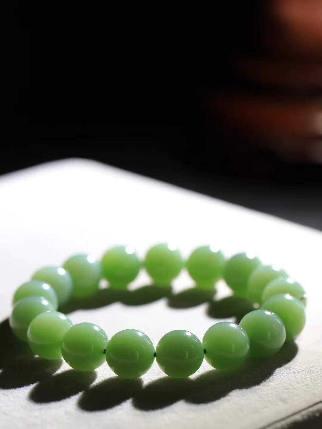 【珠圆玉润.手串】

精品和田玉碧玉珠圆玉润手串 玉质温润细腻  整串打磨圆润，佩戴舒适。珠珠落玉盘，间关莺语花底滑，一生美好时光，无论身在何处，都有它相伴相守。事事顺遂，幸福美满，吉祥如意。重45.5克 尺寸取一12mm FDL-16402000