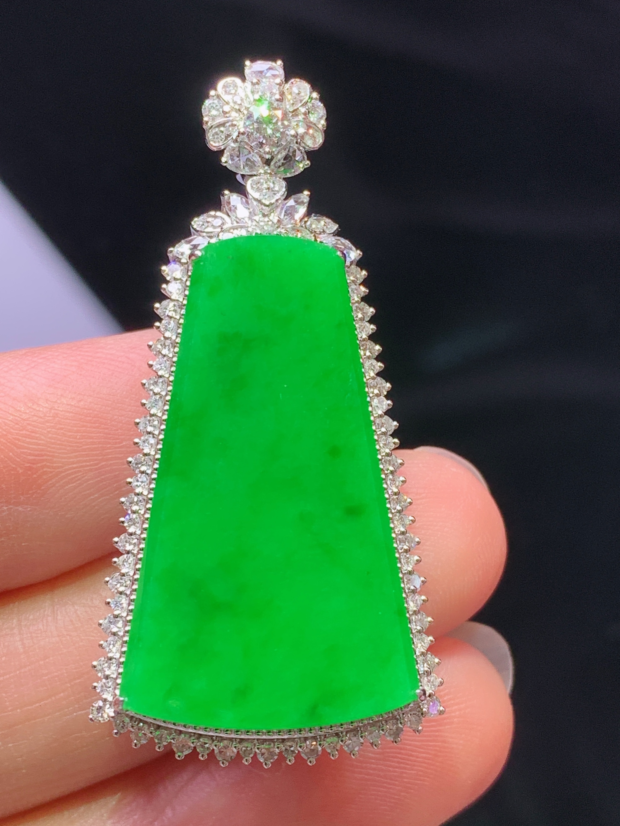 18k金钻镶嵌阳绿无事牌吊坠 玉质细腻 色泽艳丽清新 水润亮眼 整体尺寸42.6*20.5*9h1