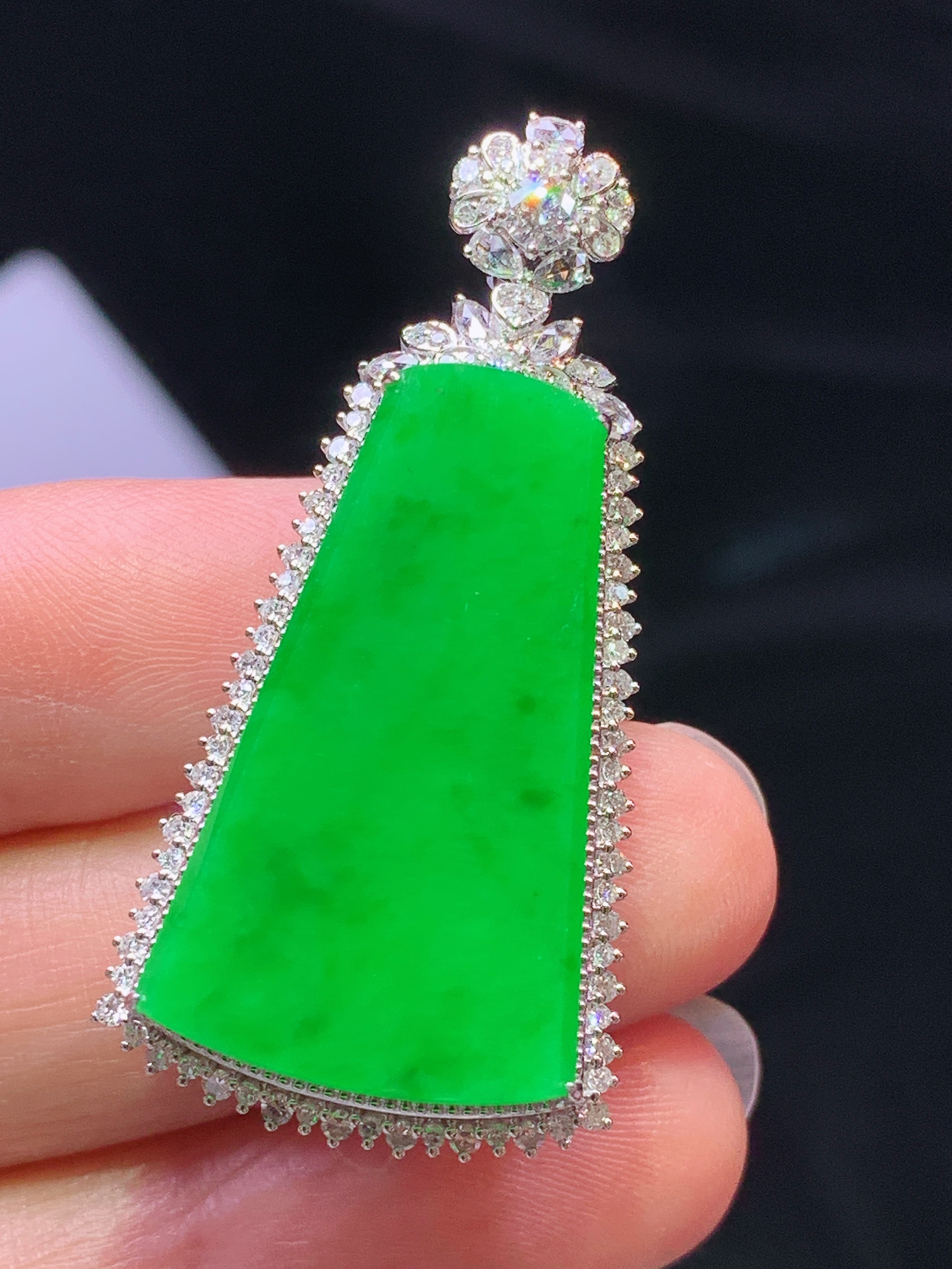 18k金钻镶嵌阳绿无事牌吊坠 玉质细腻 色泽艳丽清新 水润亮眼 整体尺寸42.6*20.5*9h1