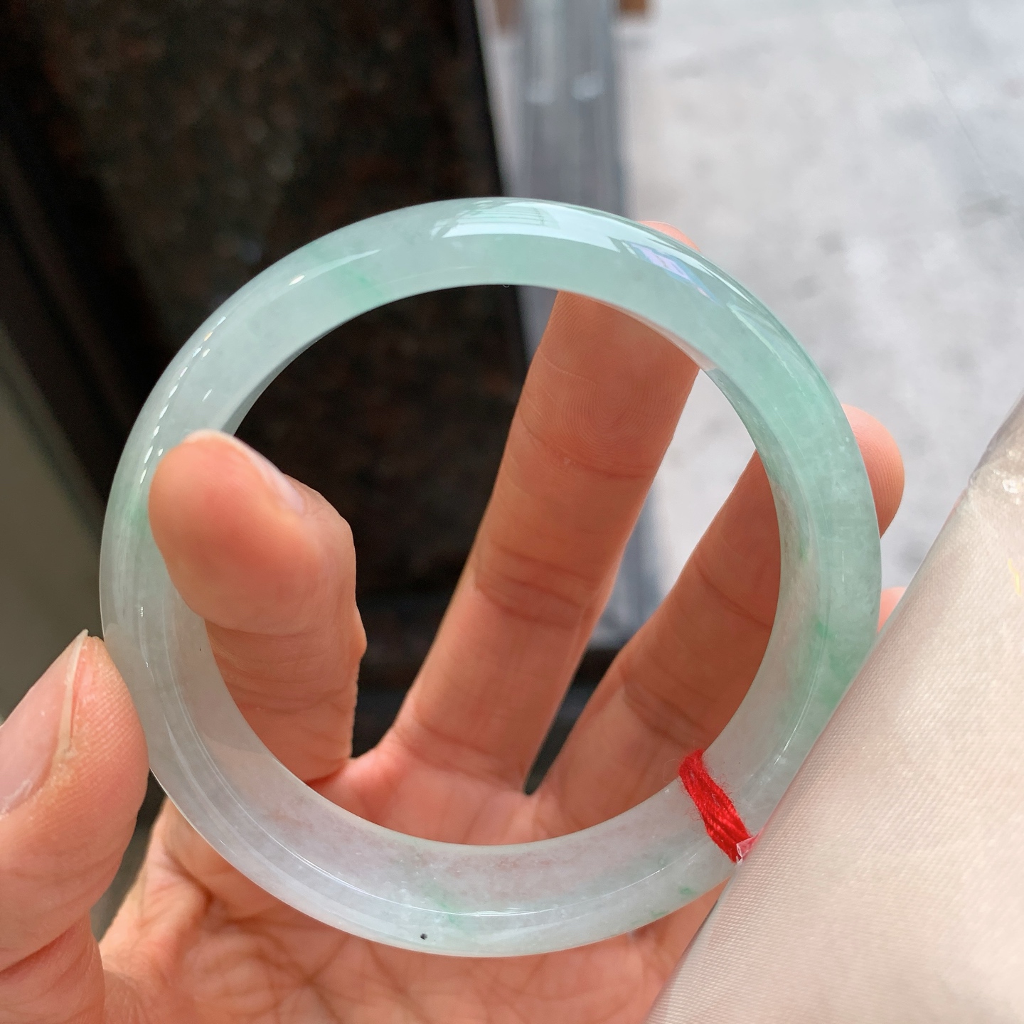 正圈冰种飘花 有颗美人痣 尺寸：56/13.2/7.2 冰润