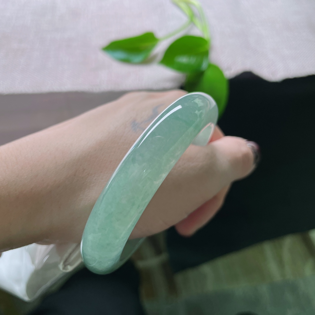 56/12.5/8.5，冰蓝正圈，晶莹剔透，是一种清冷、纯净、又暗藏故事的颜色。无裂，ss50198a