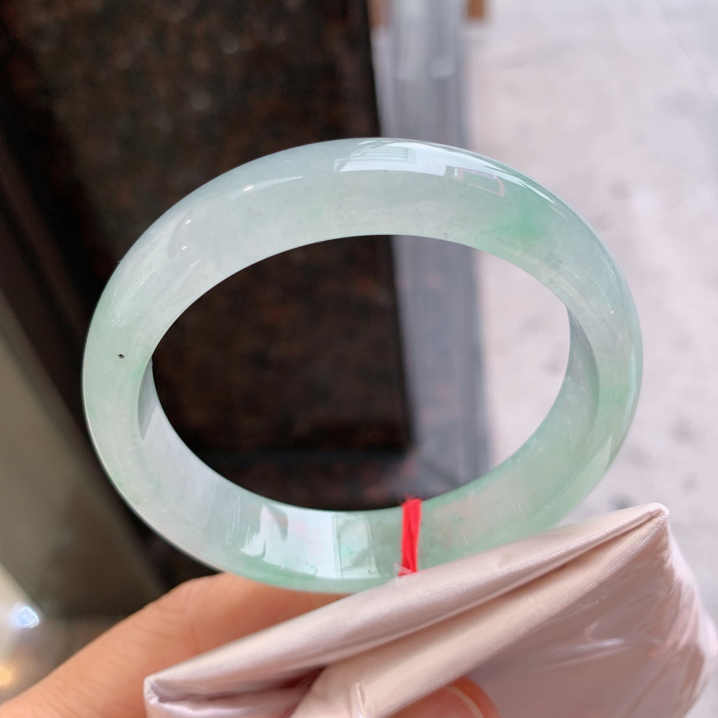 正圈冰种飘花 有颗美人痣 尺寸：56/13.2/7.2 冰润