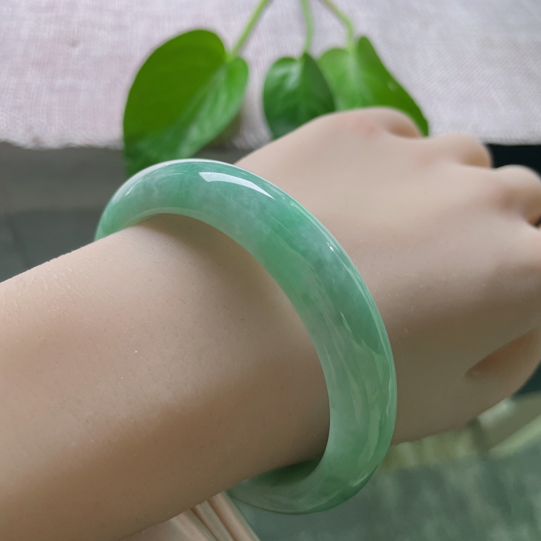 56.8/12.3/8.2绿底正圈，颜色鲜艳夺目，不争不抢，自有勃勃生机。有棉线，ss50824a