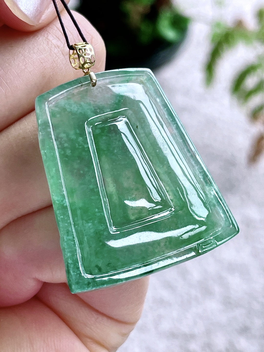 【镶嵌】冰晴绿山水牌吊坠  【说明】缅甸 18k金镶嵌 无裂 性比高  【整体】42.2  【裸石】35.6-32.4-5.7  【重量】13.7克