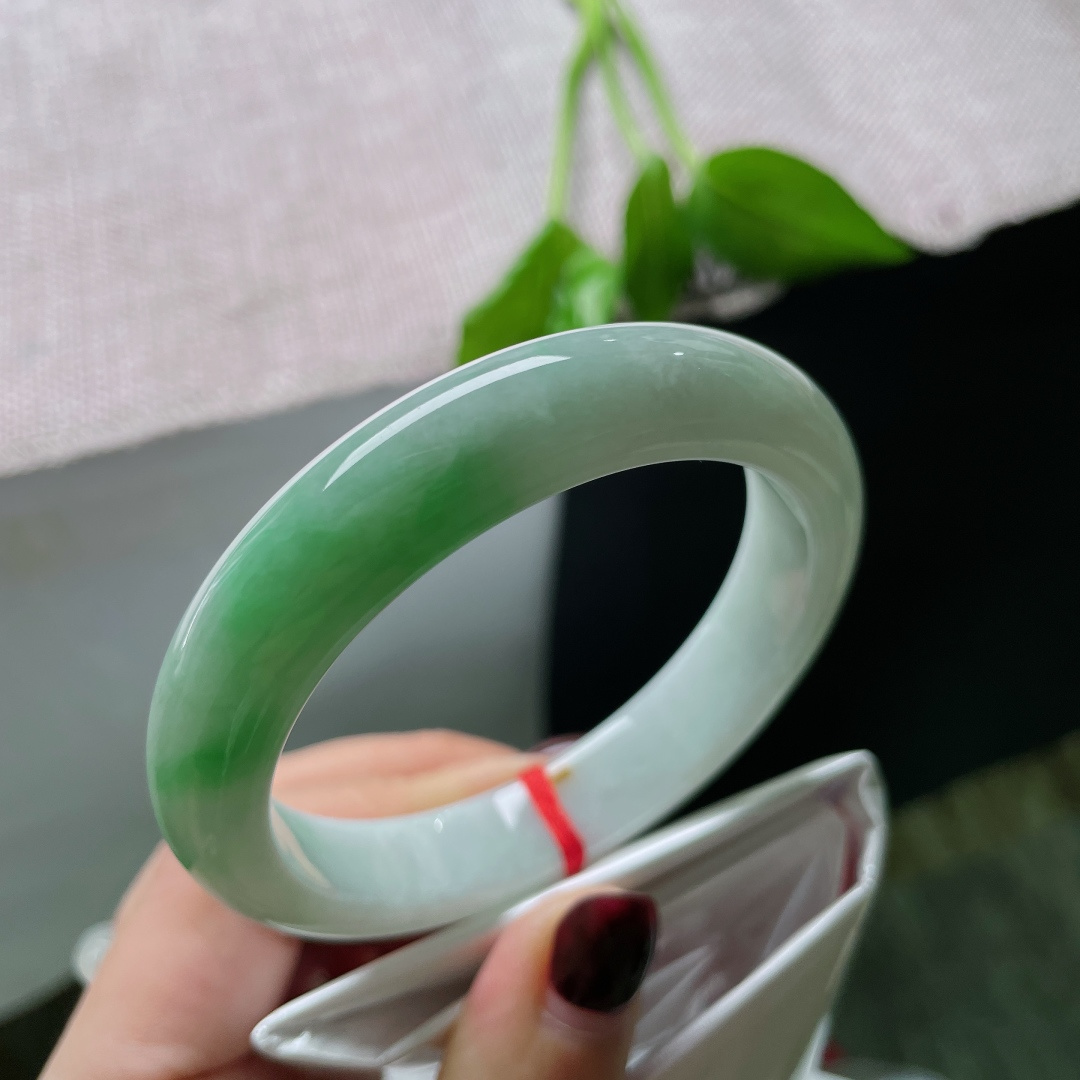 56.2/12.3/8.5飘绿正圈，水润，细腻，阳似春水初生，婉间风华，有棉线、有纹，ss51416a