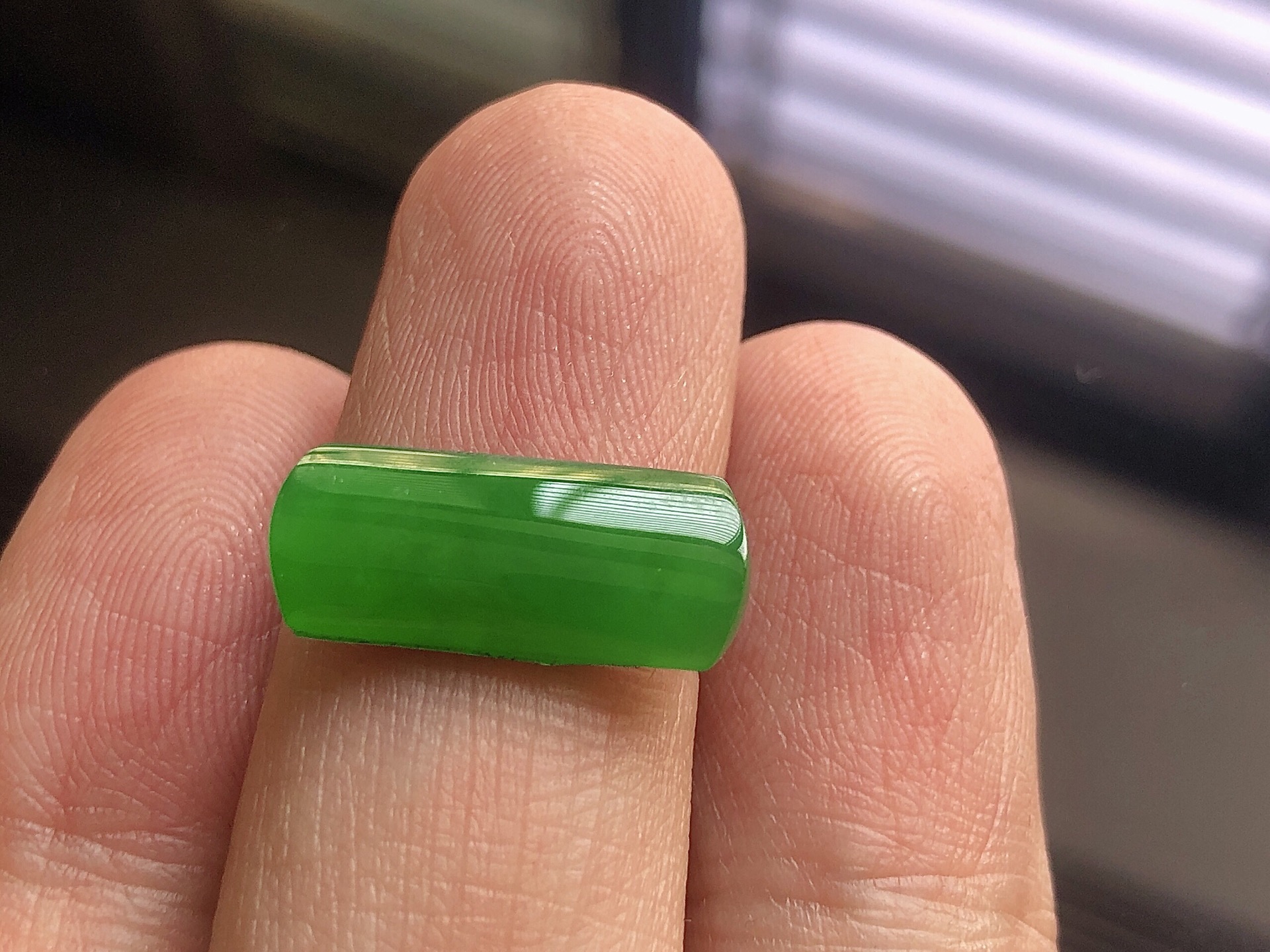 ️ 冰种阳绿马鞍， 色泽极美，通透水润，玉质细腻，夺目迷人，镶嵌效果大气上档次，品相，无裂，尺寸1