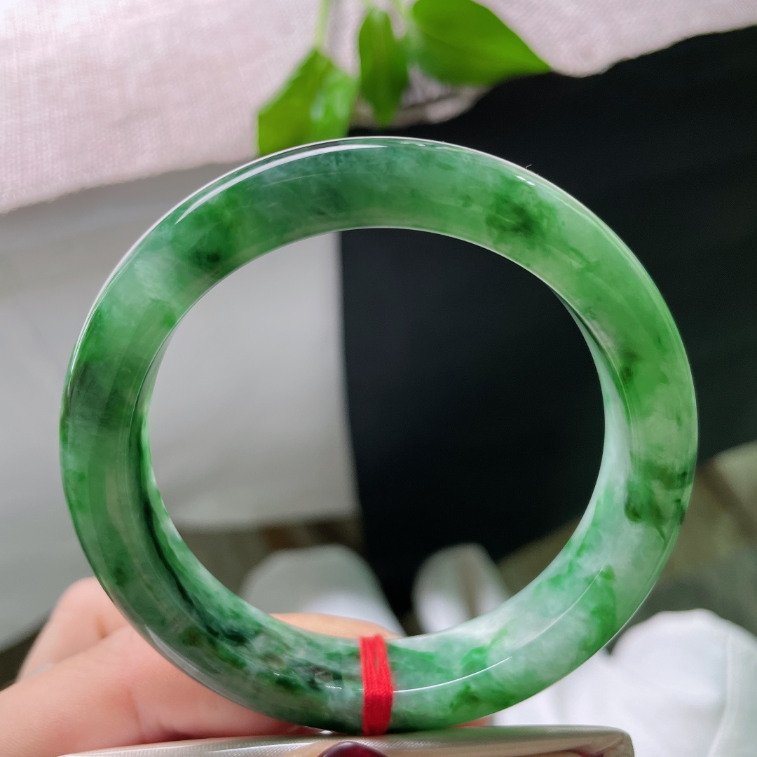 57.9/12.6/7.8绿底正圈，水润细腻，郁郁葱葱，翠色满圈，贵气，一点皮纹，ss51395a