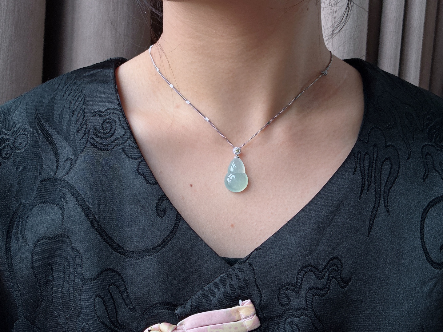 【镶嵌】葫芦吊坠【说明】缅甸 18k金镶嵌 性比高  【整体】27.7【裸石】20.7-14.4-6.4【重量】3.7克