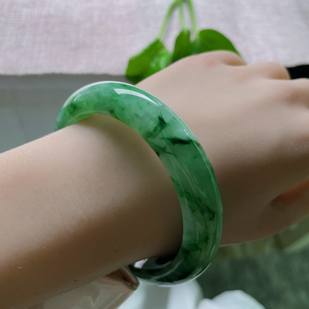 57.9/12.6/7.8绿底正圈，水润细腻，郁郁葱葱，翠色满圈，贵气，一点皮纹，ss51395a