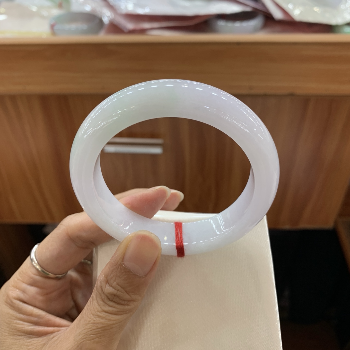 042007FN飘绿白底青正圈翡翠手镯56-14-9.2