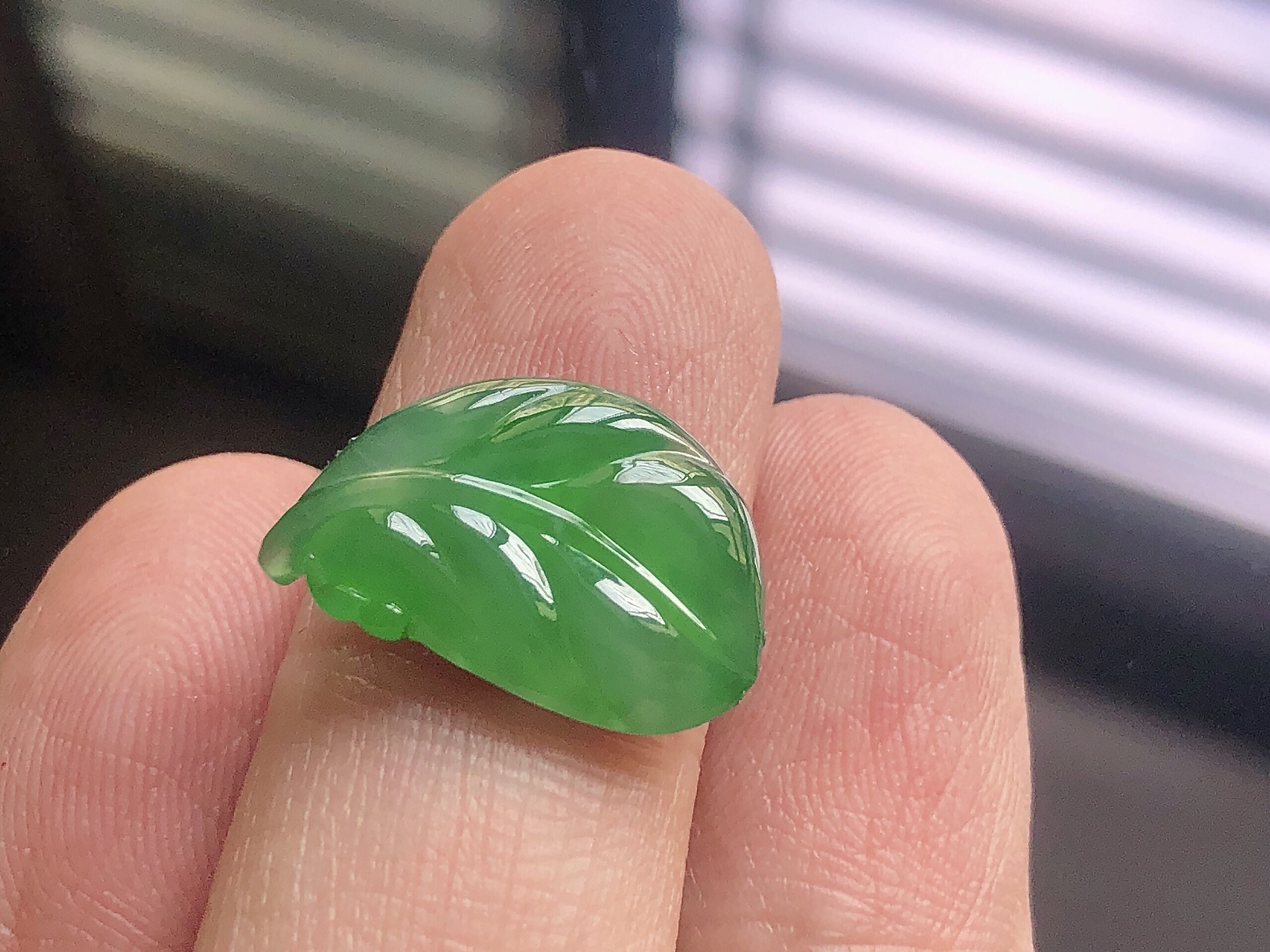 ️ 冰种阳绿叶子， 色泽艳阳，通透水润，玉质细腻，夺目迷人，镶嵌效果，品相，无裂，尺寸18.6*1