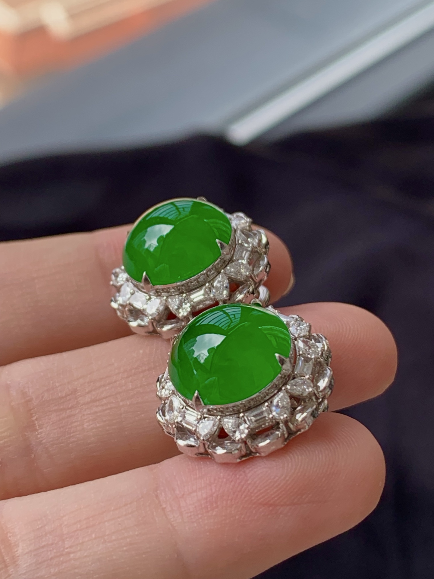 ️【18k金镶嵌蛋面耳坠】种老细腻，色阳浓郁起胶，尺寸：成品：18*17.2*11.4，裸石：11