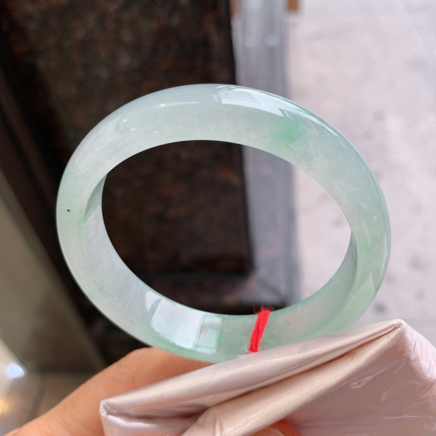 正圈冰种飘花 有颗美人痣 尺寸：56/13.2/7.2 冰润