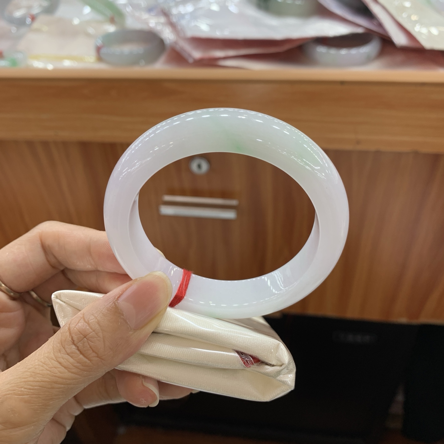 042007FN飘绿白底青正圈翡翠手镯56-14-9.2