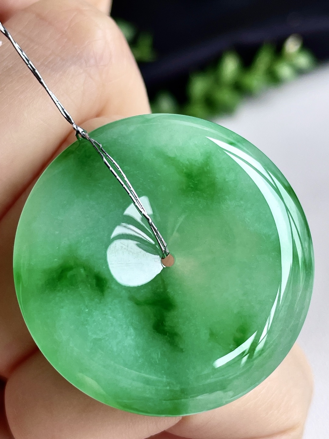 【裸石】平安扣飘绿花平安扣吊坠【说明】缅甸 性比高 飘花【尺寸】34.7-6【重量】15.3克