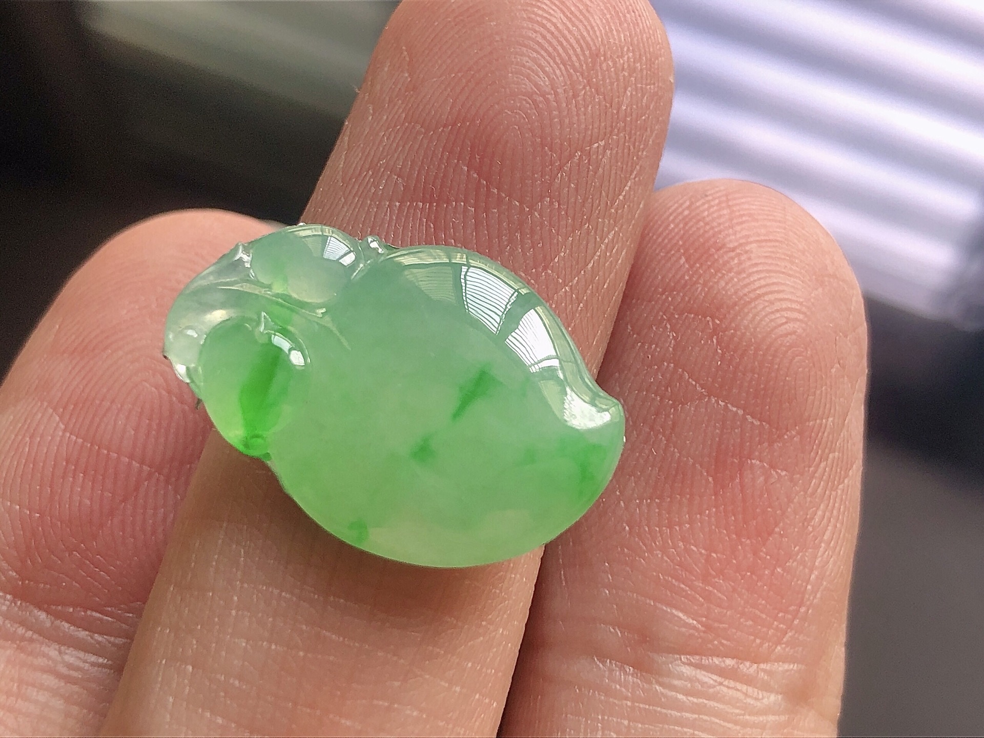 ️ 冰种阳绿福瓜， 色泽艳阳，通透水润，玉质细腻，夺目迷人，镶嵌效果，品相，无裂，尺寸21*13.