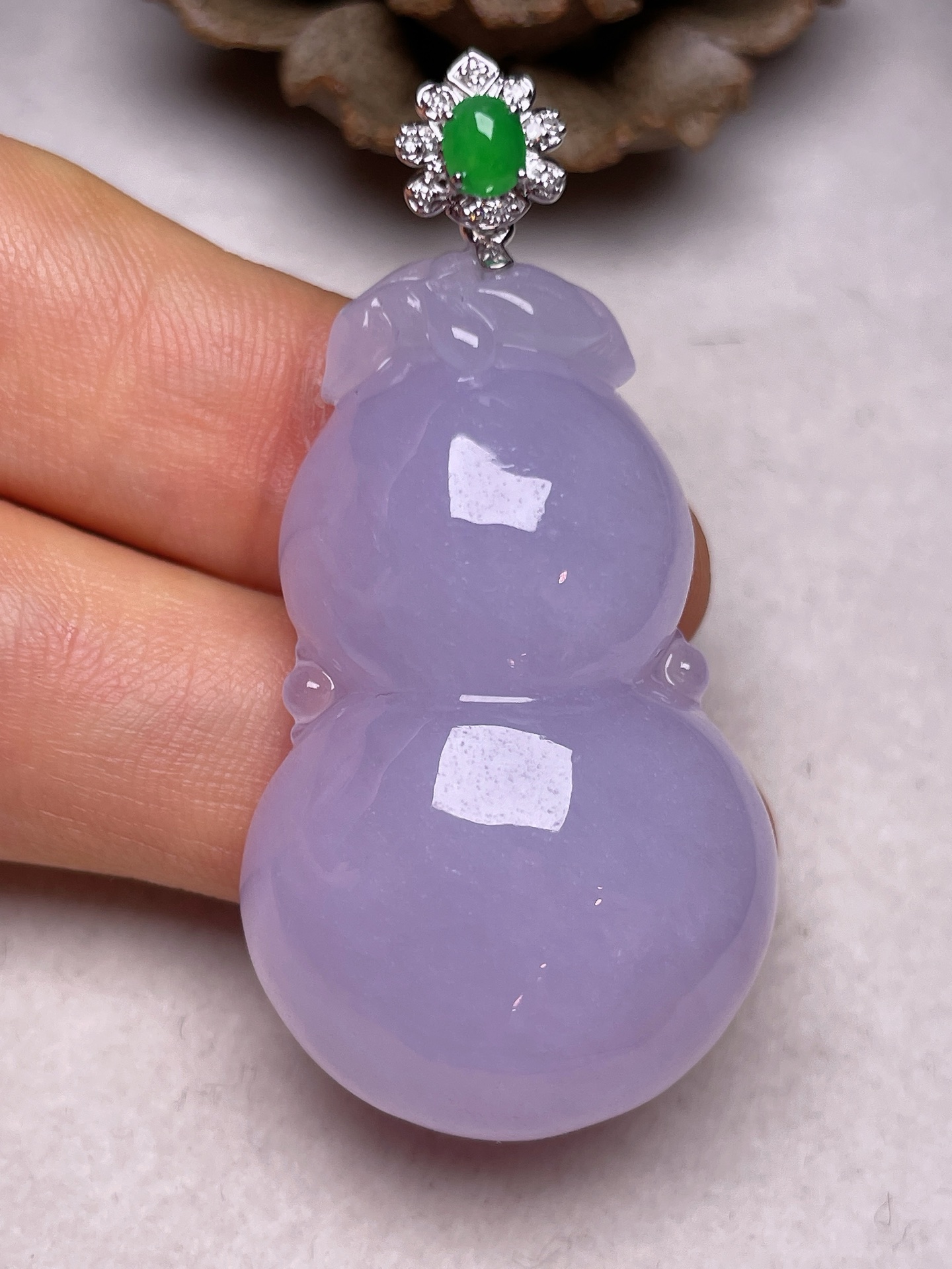 18K金镶大葫芦，冰糯种满紫，无裂，一手货源裸石尺寸40.2/24.2/11.9、整体长47.9