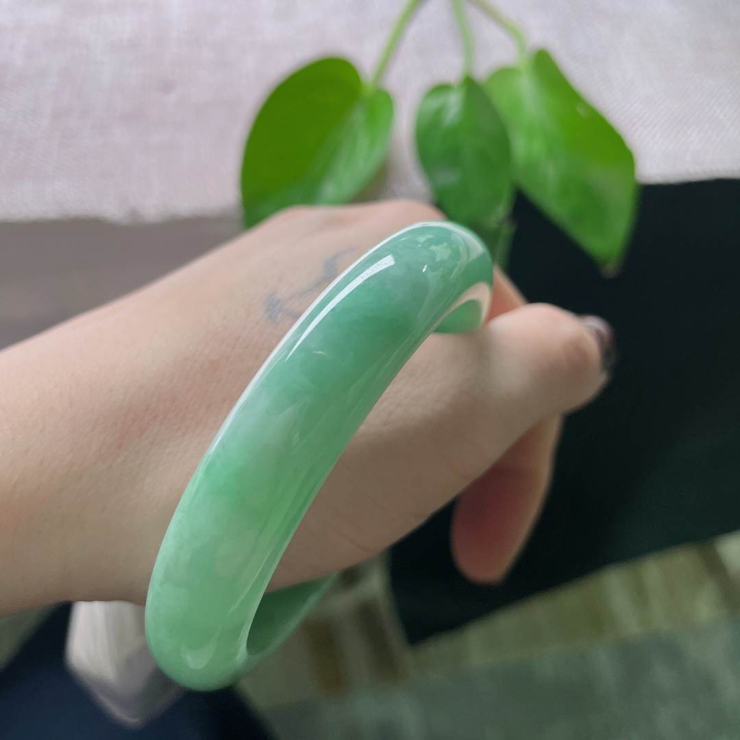 56.8/12.3/8.2绿底正圈，颜色鲜艳夺目，不争不抢，自有勃勃生机。有棉线，ss50824a