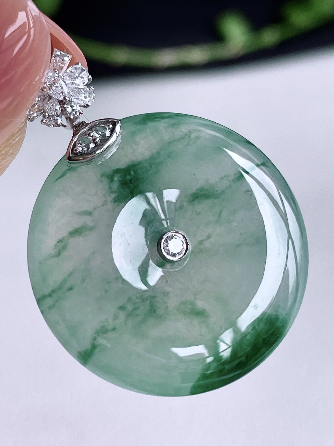 【镶嵌】冰飘花平安扣吊坠  【说明】缅甸 18k金镶嵌 无裂 性比高  【整体】31.4  【裸石】23.4-5.2  【重量】6.4克