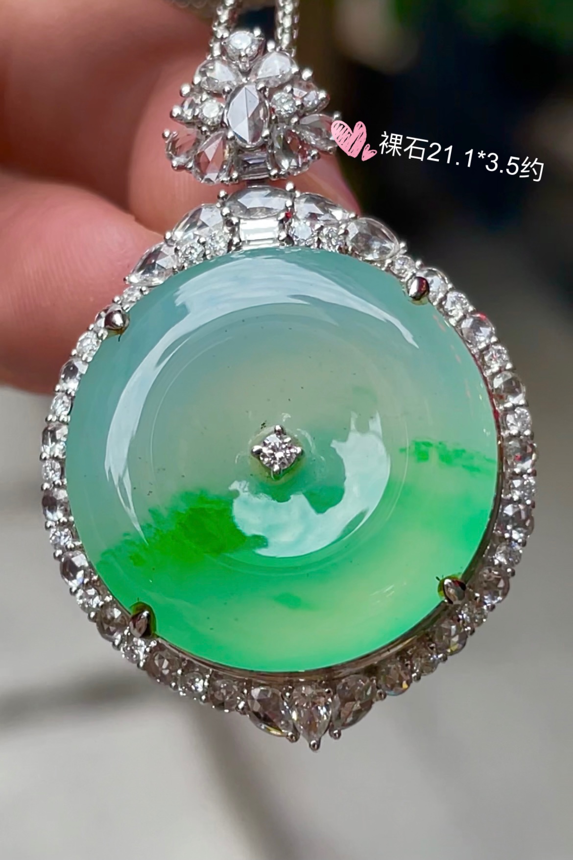 半山半水，大件饱满，通透水润，玉质细腻，翠色鲜艳，18k金奢华钻石镶嵌️，21.1-3.5