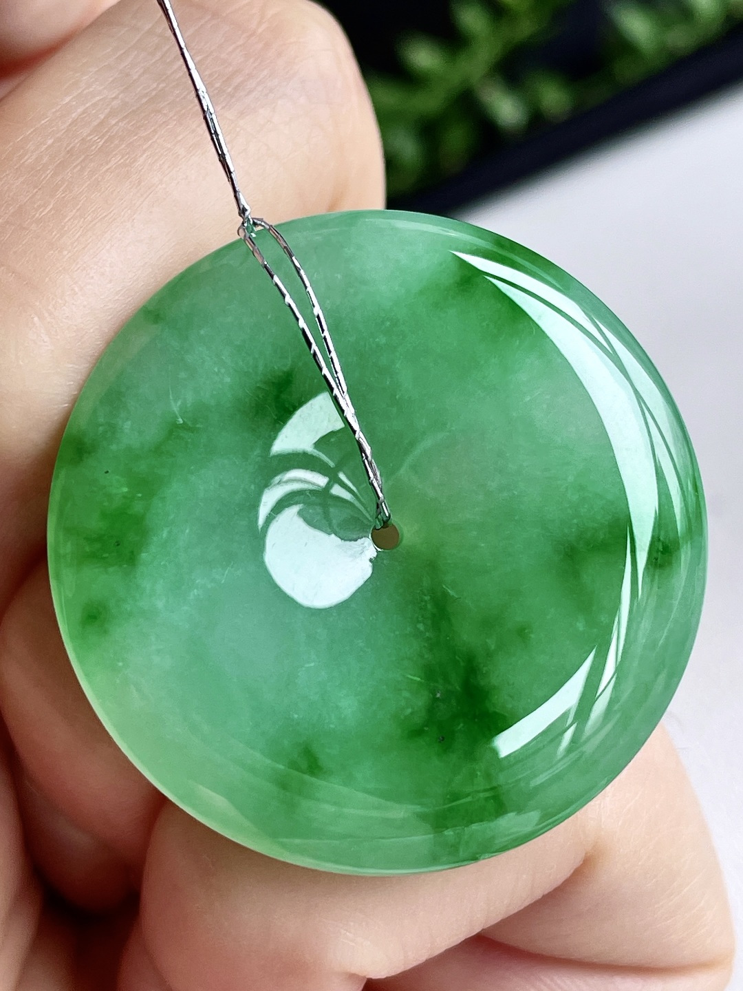 【裸石】平安扣飘绿花平安扣吊坠【说明】缅甸 性比高 飘花【尺寸】34.7-6【重量】15.3克