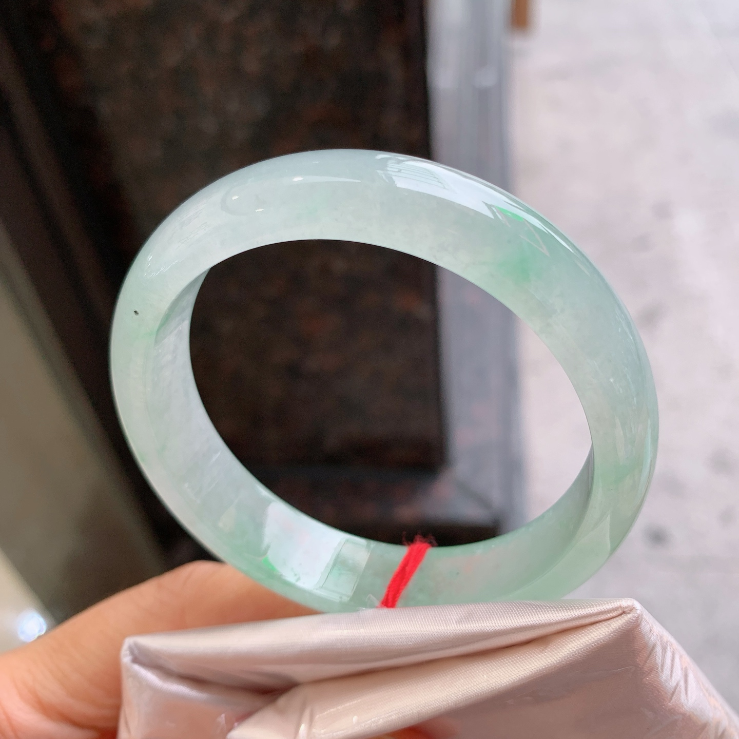 正圈冰种飘花 有颗美人痣 尺寸：56/13.2/7.2 冰润