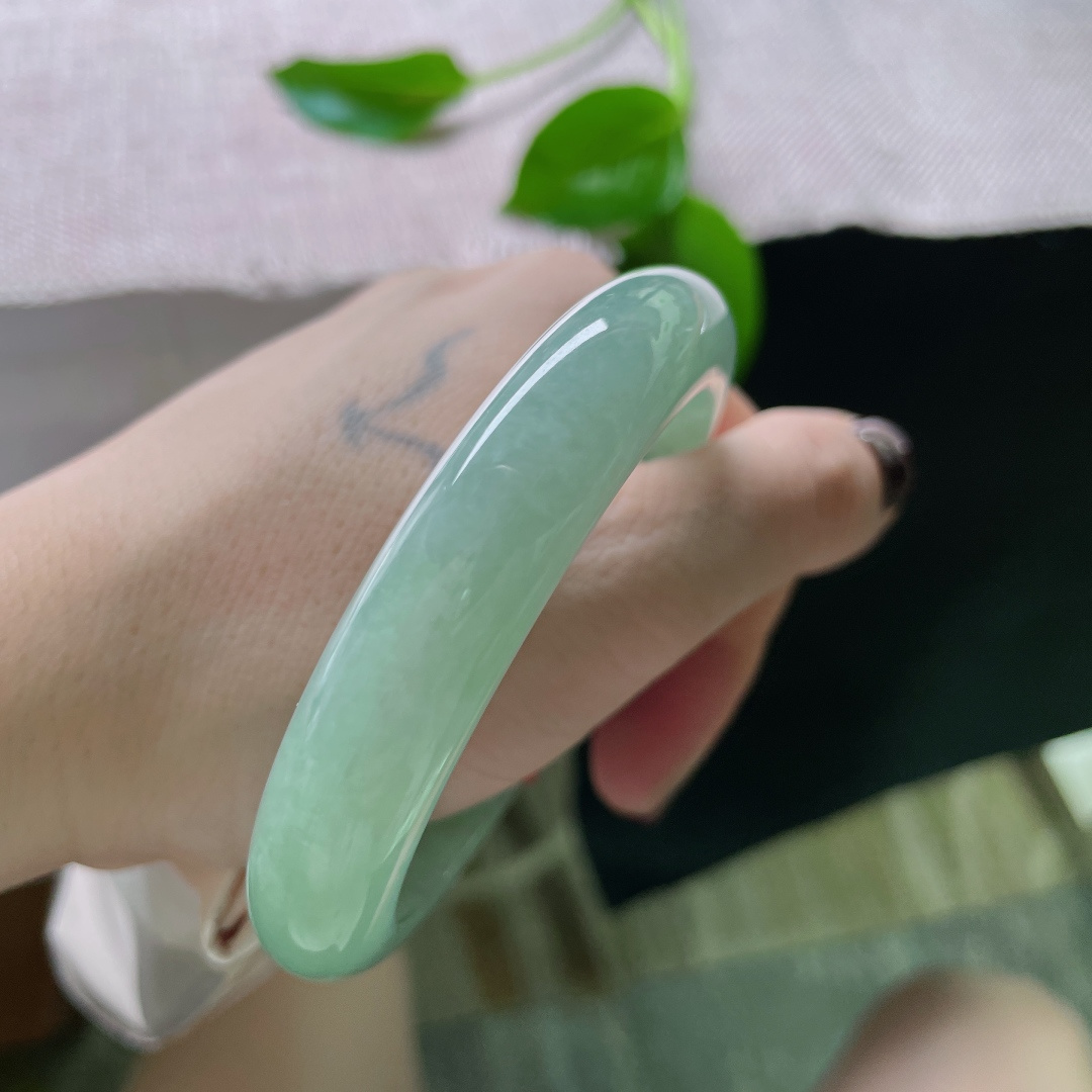 57.6/12.2/8.6蓝底正圈，水润细腻，清雅苑苑，贵气，佩戴温婉，无裂，ss49172a