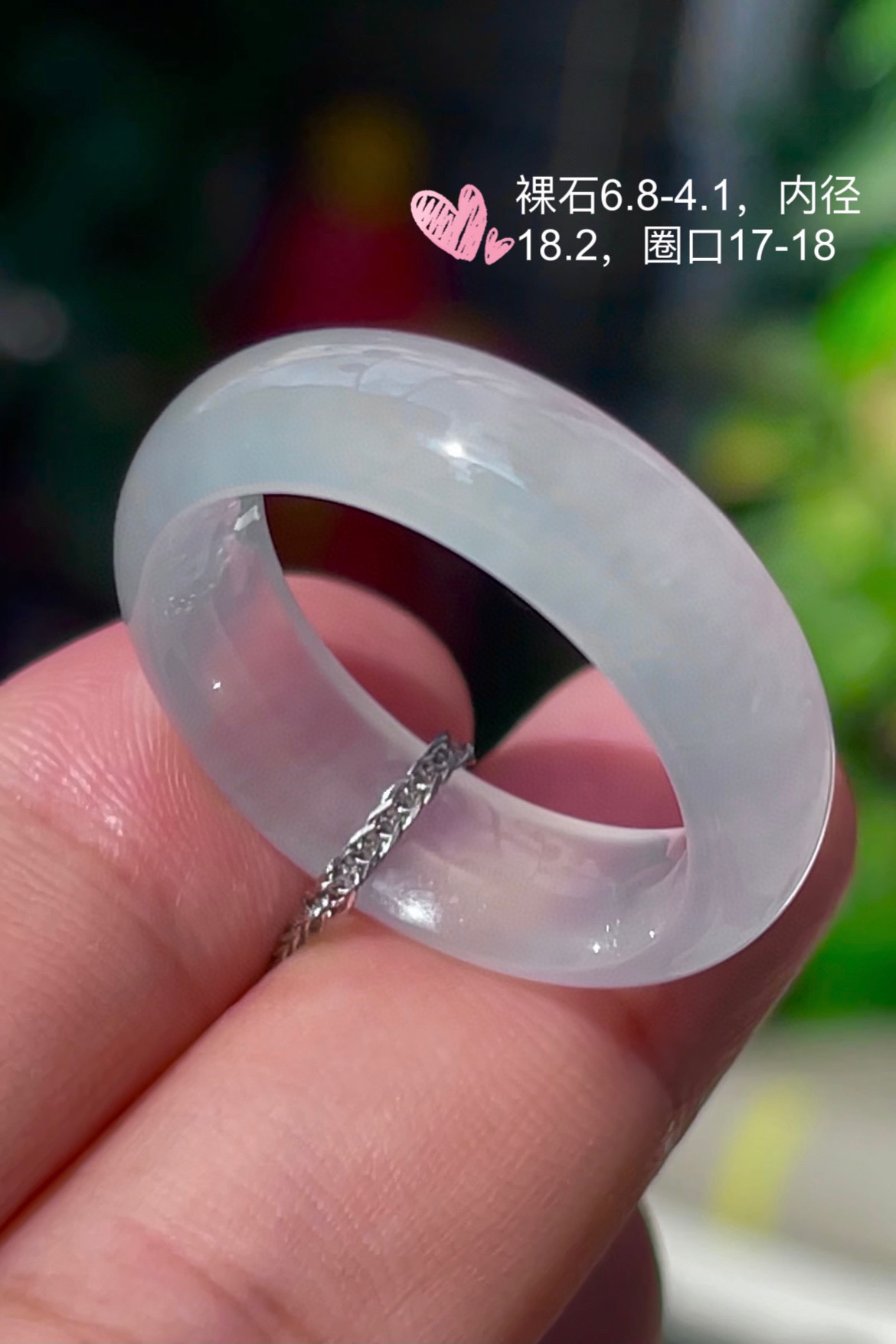 饱满，通透水润，玉质细腻，翠色鲜艳，6.8-4.1
