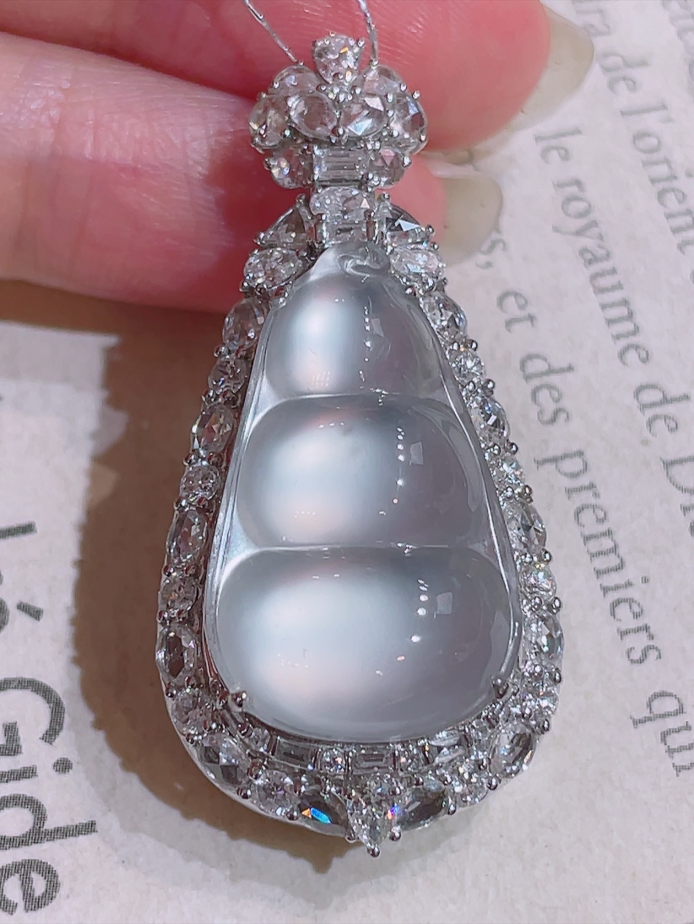 ️高冰玻璃种大福豆吊坠，无裂，18k金镶嵌，种水，盖中盖，全景天窗，透字无压力，重金镶嵌，南非钻镶