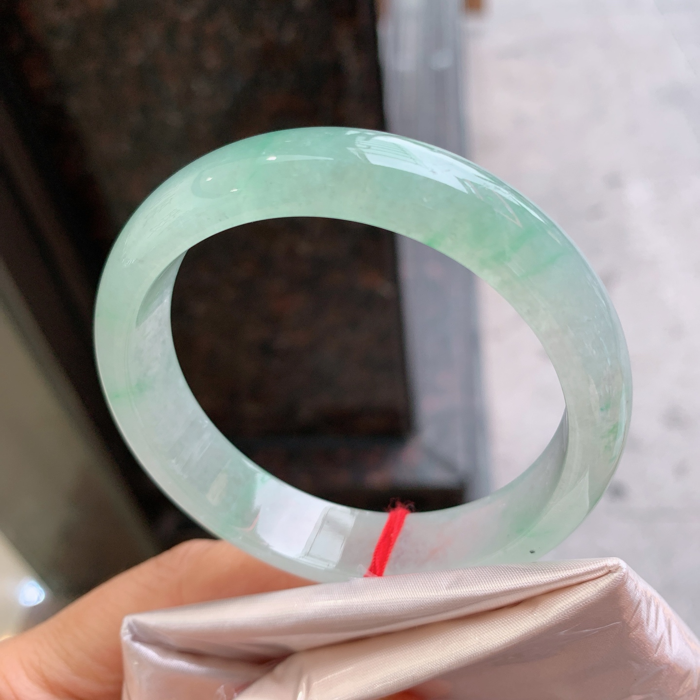 正圈冰种飘花 有颗美人痣 尺寸：56/13.2/7.2 冰润