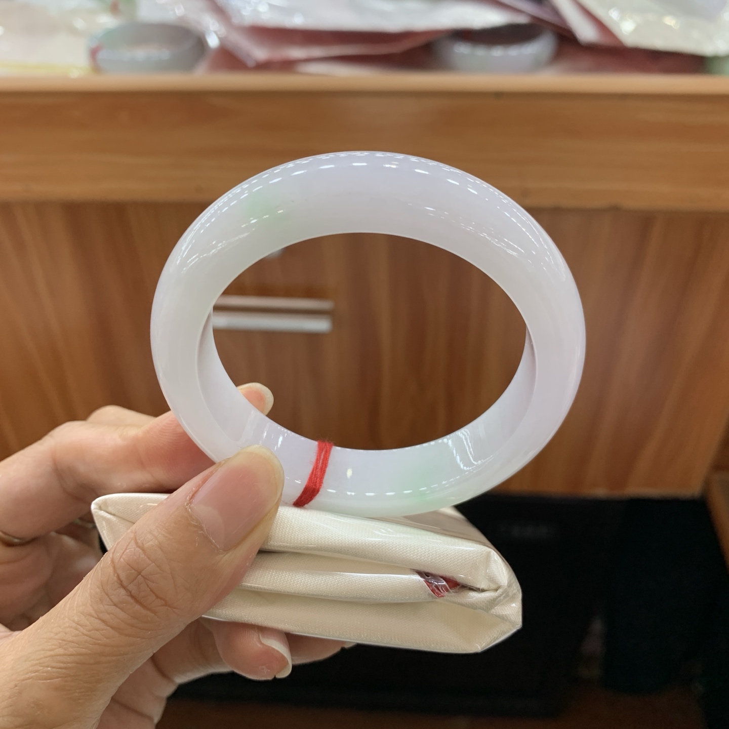 042007FN飘绿白底青正圈翡翠手镯56-14-9.2