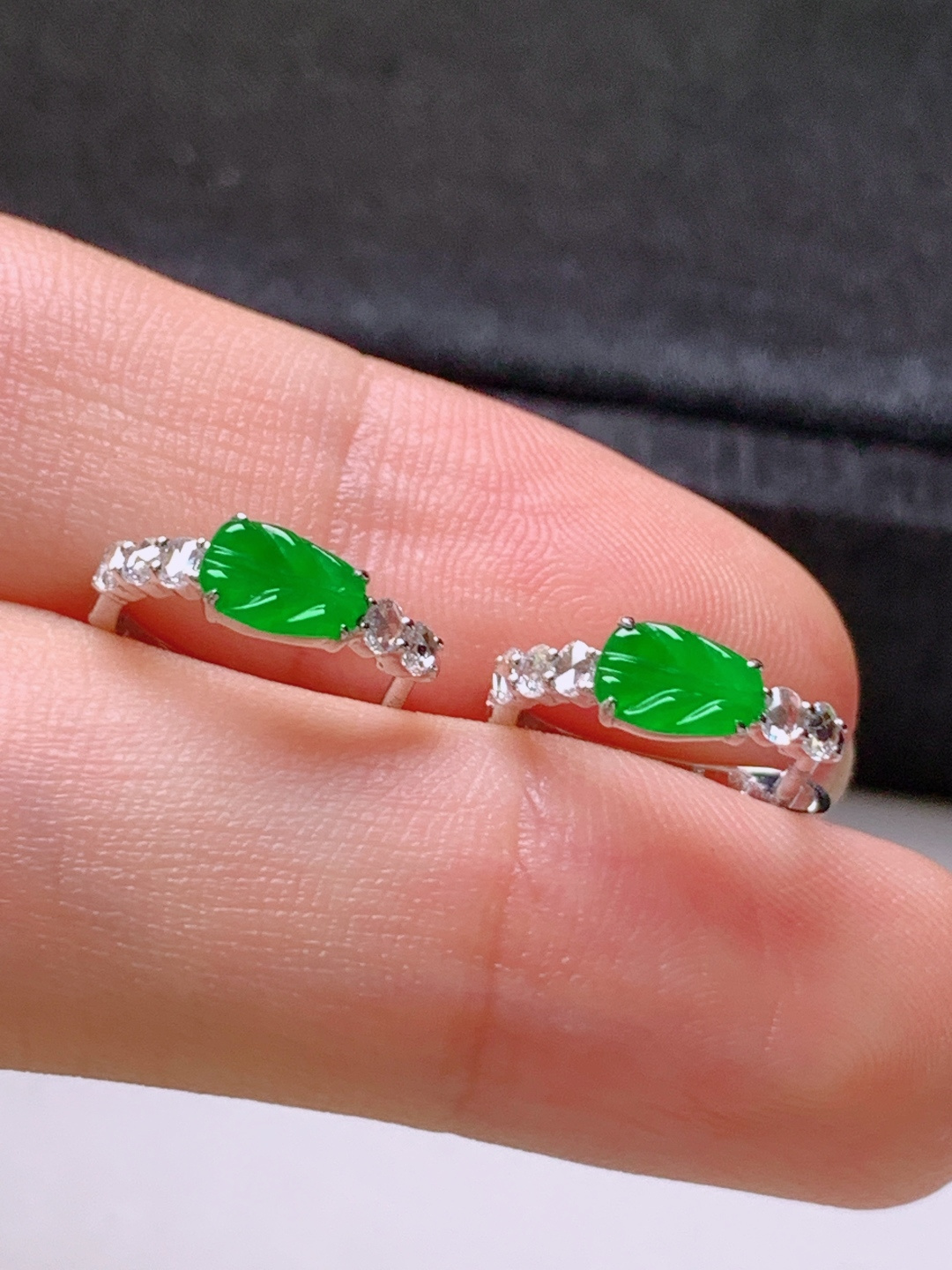 ️ 冰阳绿树叶耳扣，色阳水润，裸石5.9-3.9-1.1