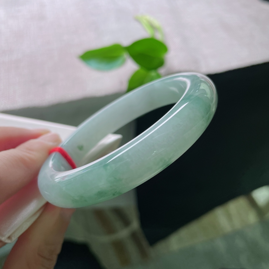 57.2/11.8/8.5，飘花正圈，水头好，玉韵生香，每一缕飘花皆为诗意。无裂，ss50971a