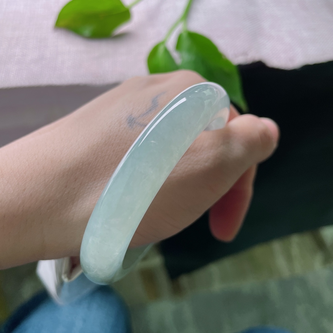 56.3/11.4/8.5，冰晴底正圈，似晴空万里，如湖水澄澈，种老，干净，无裂，ss48670a