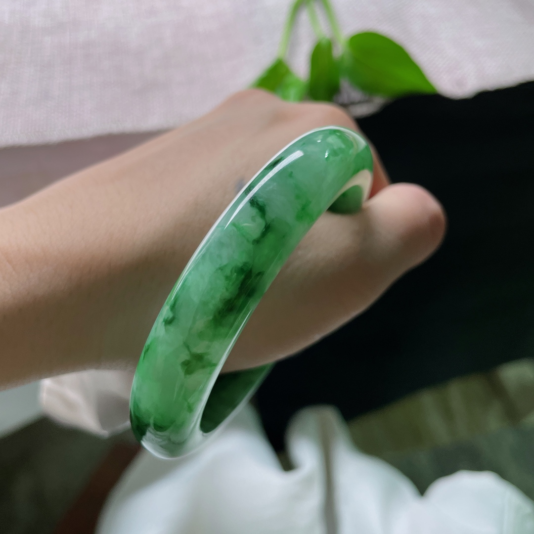 57.9/12.6/7.8绿底正圈，水润细腻，郁郁葱葱，翠色满圈，贵气，一点皮纹，ss51395a