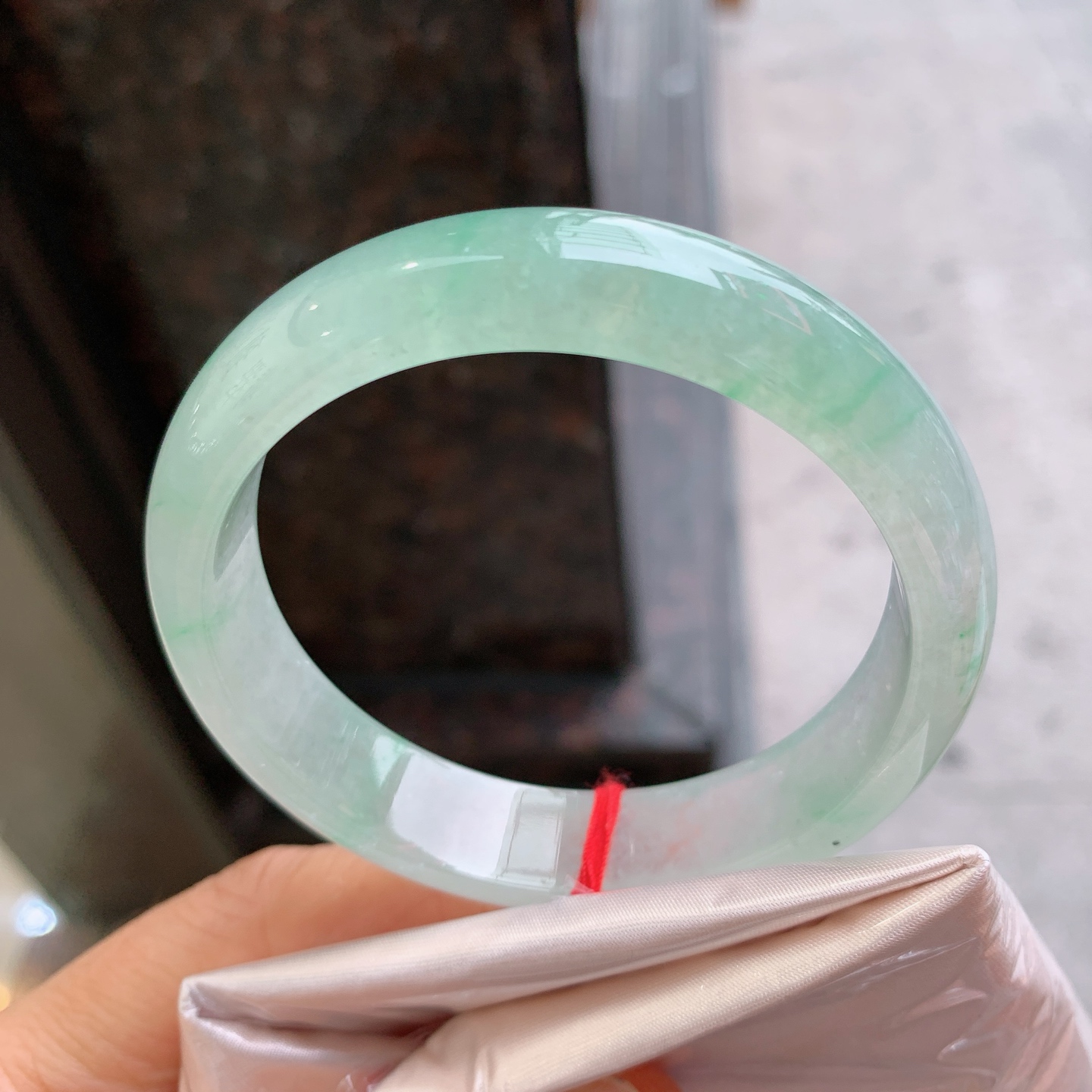 正圈冰种飘花 有颗美人痣 尺寸：56/13.2/7.2 冰润