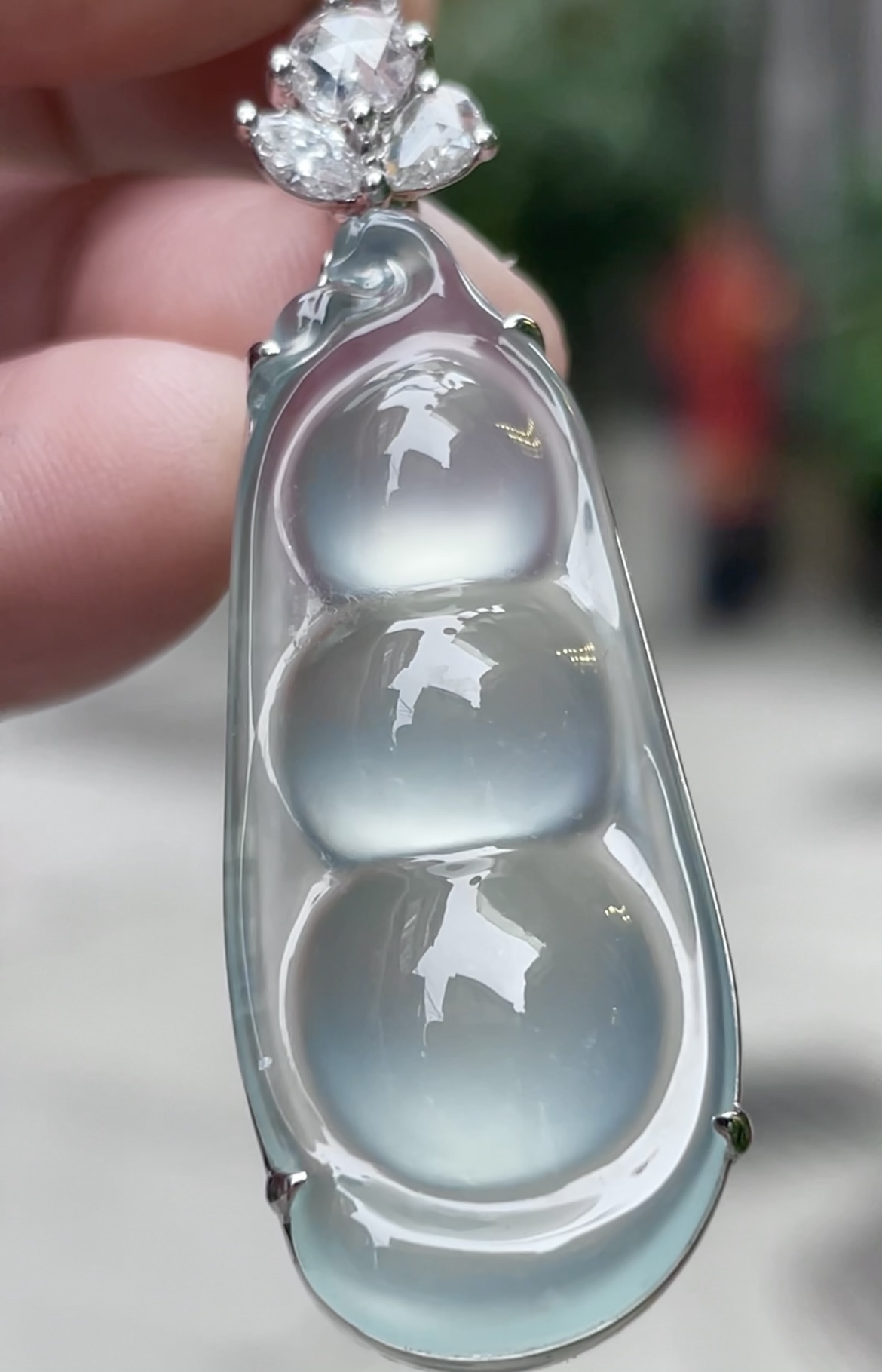 【玻璃种，大福豆】大件饱满，通透水润，玉质细腻，翠色鲜艳，18k金奢华钻石镶嵌，44.2-15.2-10.3