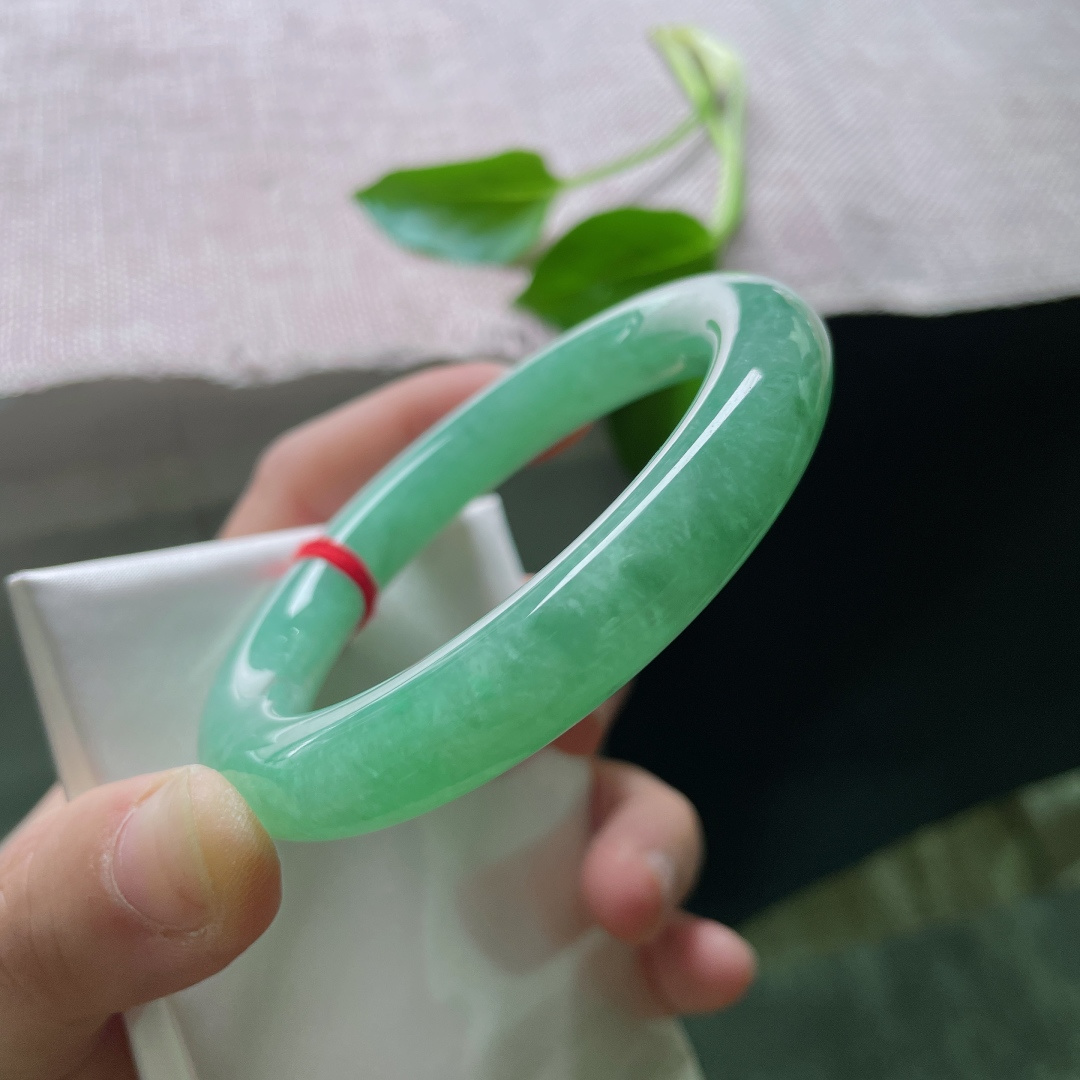 55/10.8，满绿圆条，腕间藏了一整个春天。这抹满绿，是时光凝成的诗。无裂，ss49958a