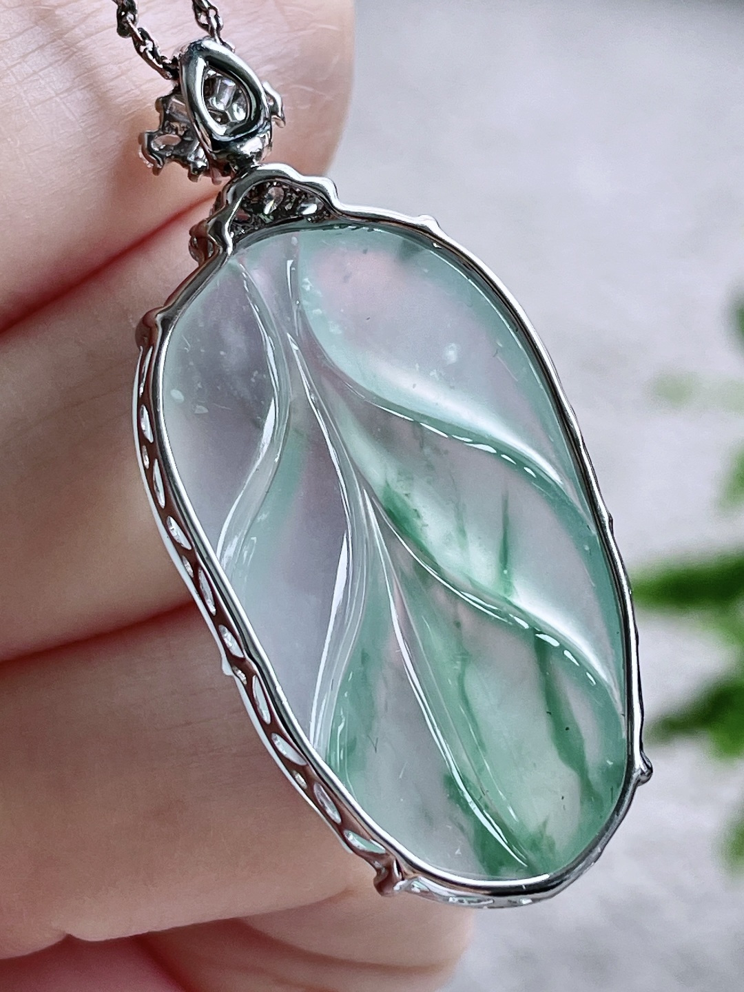 【镶嵌】叶子大树叶吊坠，【说明】缅甸 18k金镶嵌 无裂 性比高，【整体】43.6-19.7-6.2，【裸石】33.2-19.7-5，【重量】7.2克