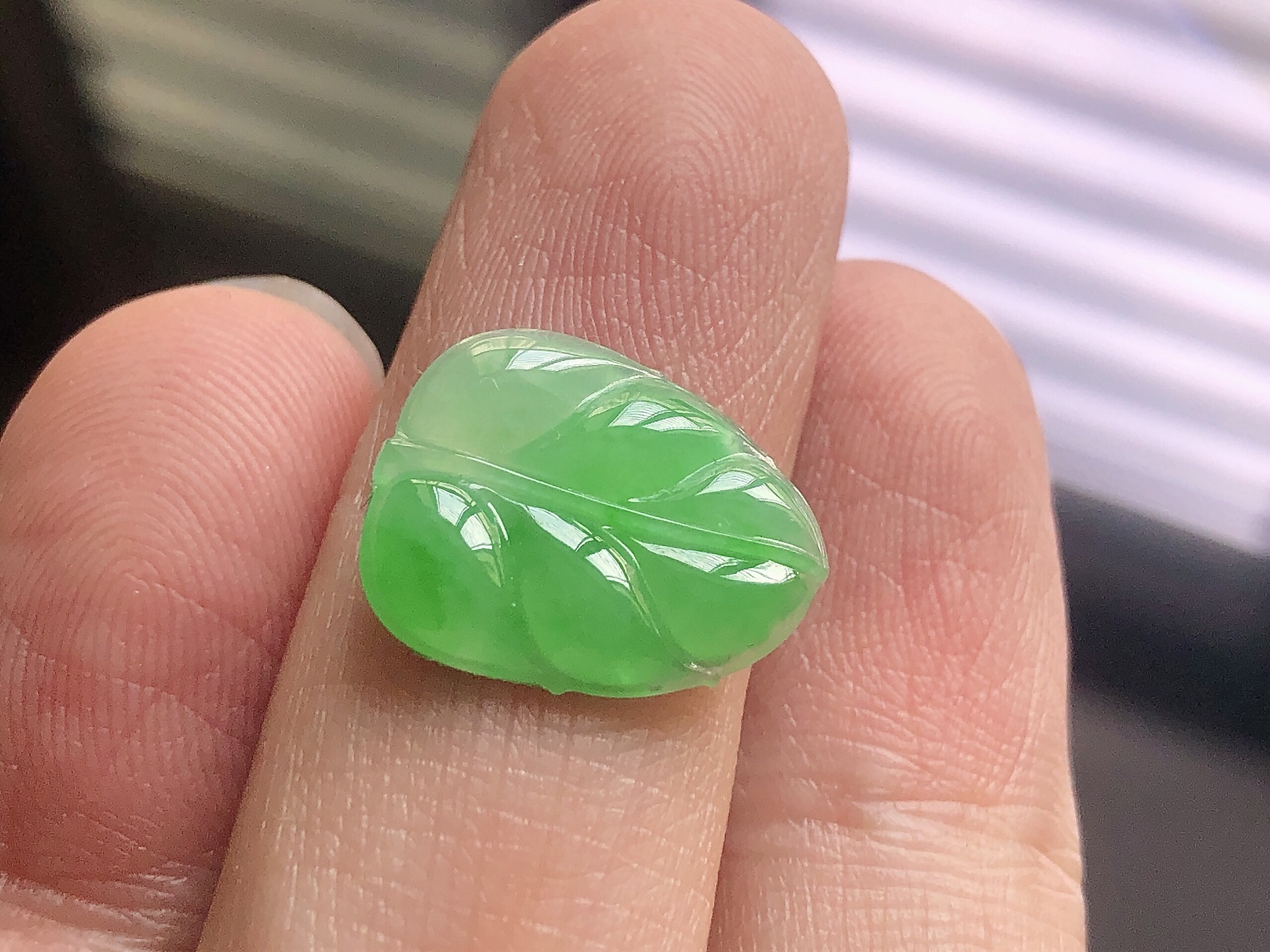 ️ 冰种阳绿叶子， 色泽艳阳，通透水润，玉质细腻，夺目迷人，镶嵌效果，品相，无裂，尺寸16.3*1