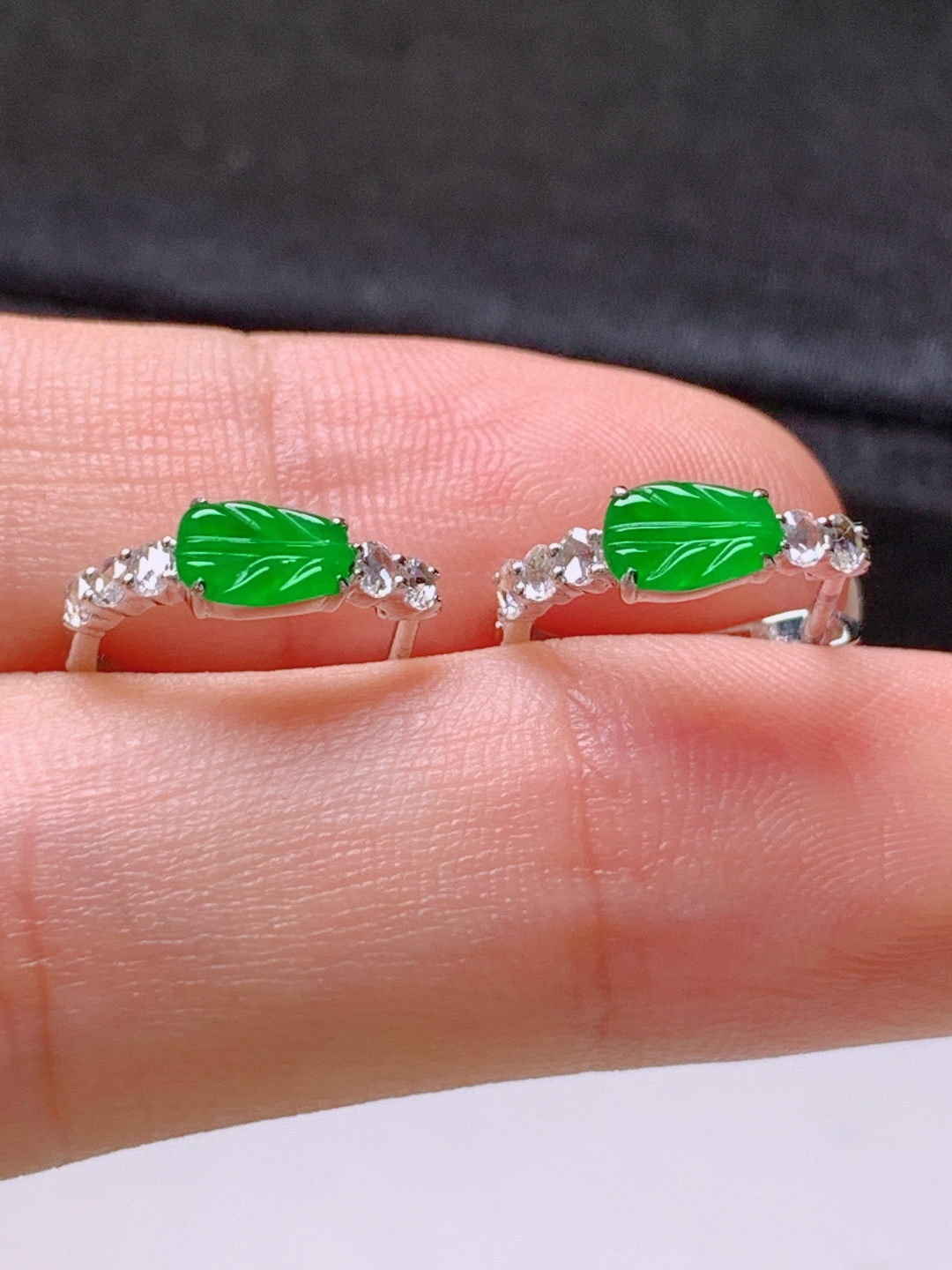 ️ 冰阳绿树叶耳扣，色阳水润，裸石5.9-3.9-1.1