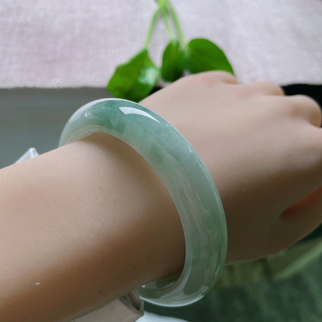 55.6/12.7/8.9飘花正圈，水润细腻，温润如玉谦谦君子，无裂，ss51339a