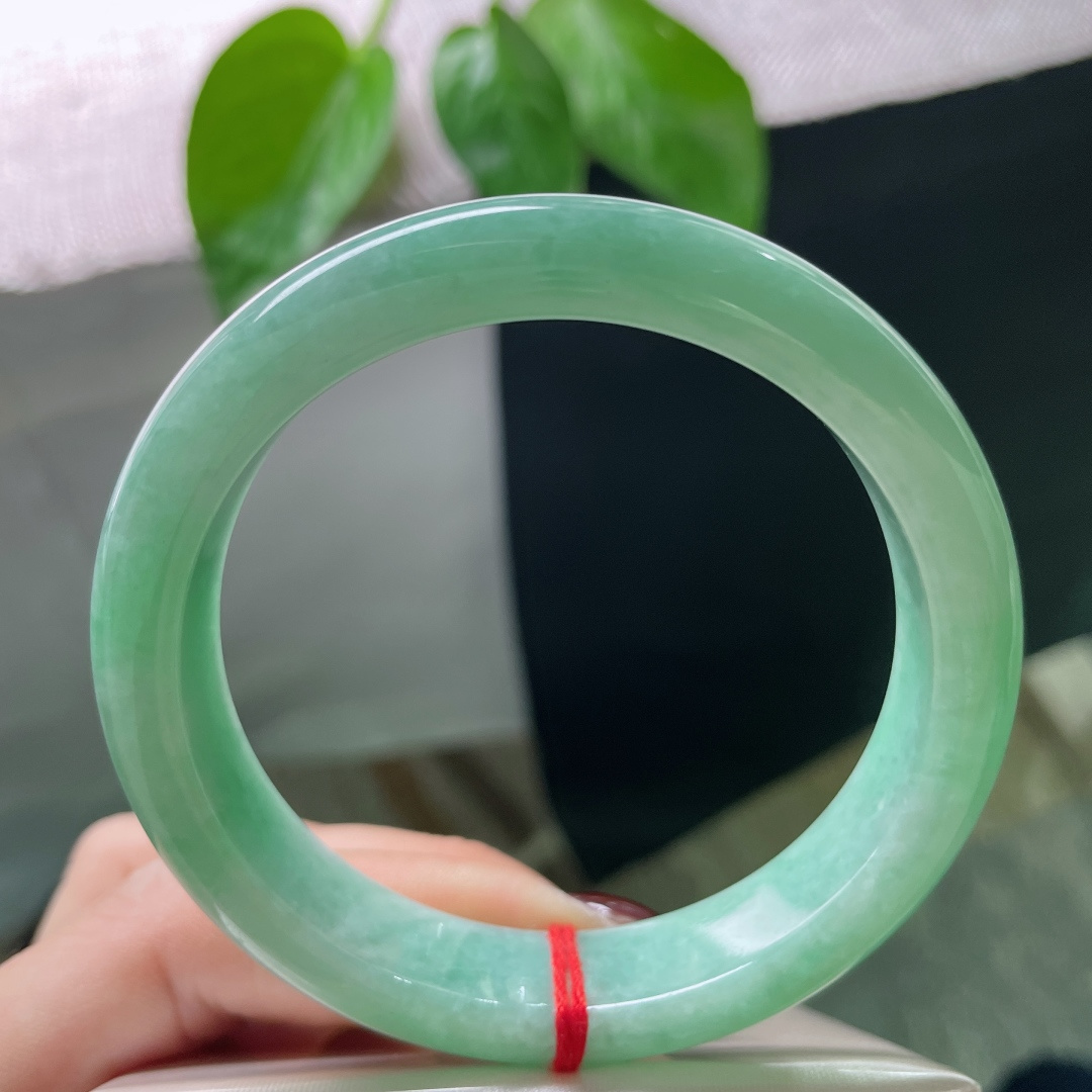 56.8/12.3/8.2绿底正圈，颜色鲜艳夺目，不争不抢，自有勃勃生机。有棉线，ss50824a