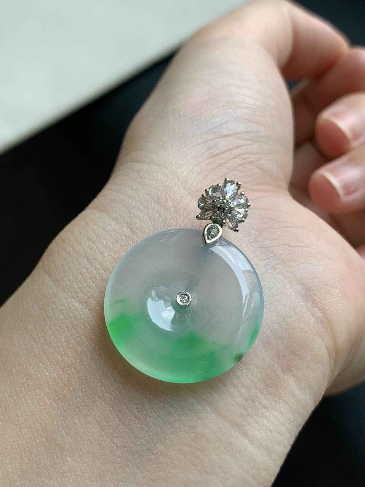 ️【18k金镶嵌平安扣吊坠】飘花灵动，种老细腻形体佳，成品：31*22.9*3.8，裸石：22.9