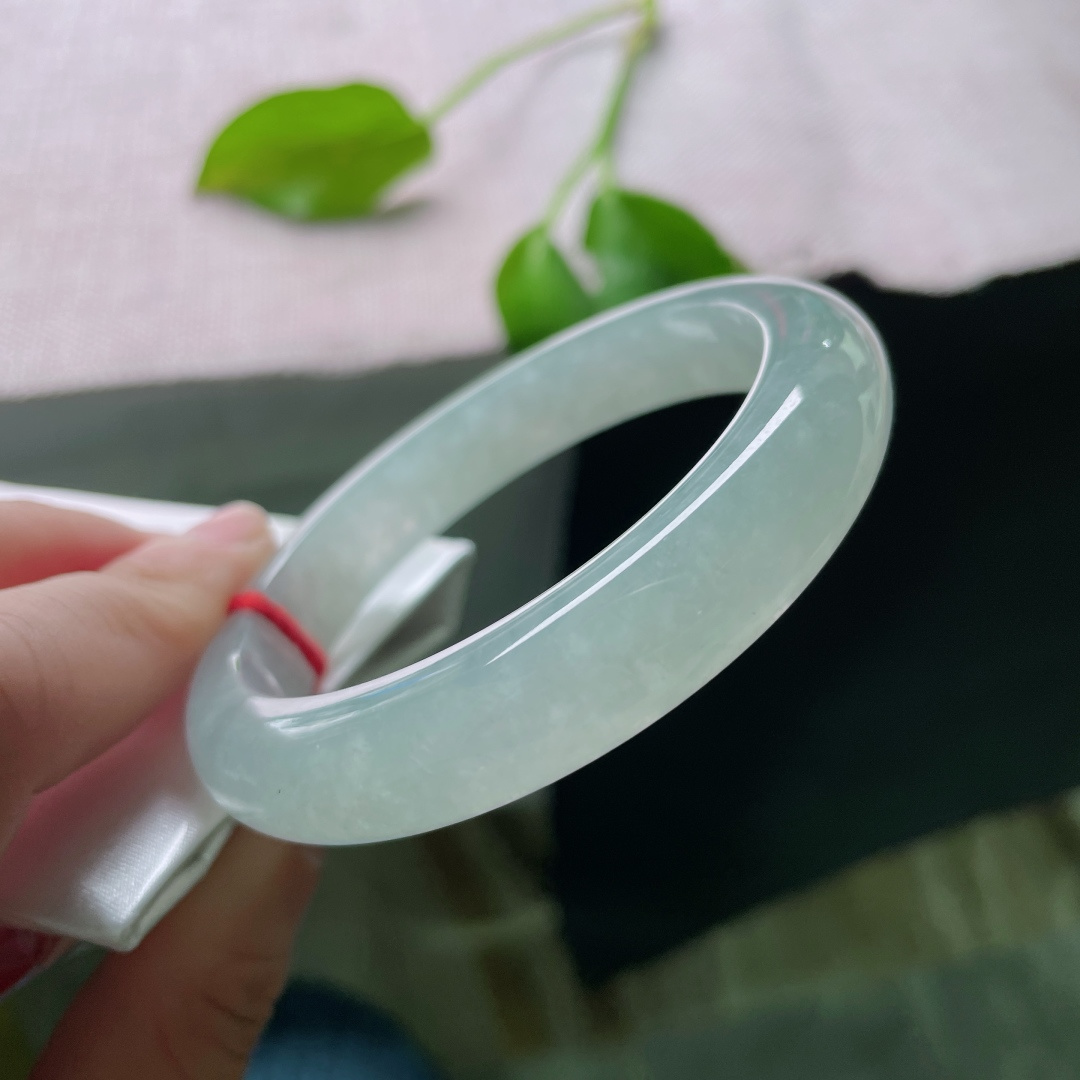 56.3/11.4/8.5，冰晴底正圈，似晴空万里，如湖水澄澈，种老，干净，无裂，ss48670a